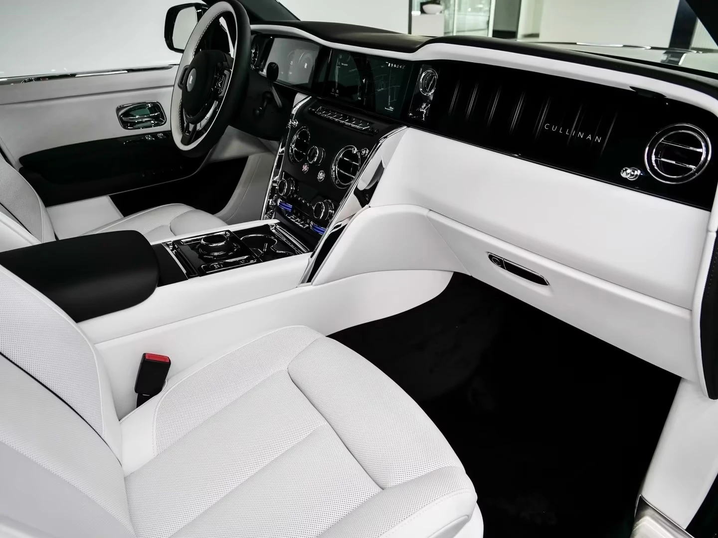 Rolls-Royce Cullinan BESPOKE-AUDIO STARLIGHT HEADLINER TV, снимка 5 - Автомобили и джипове - 55211871