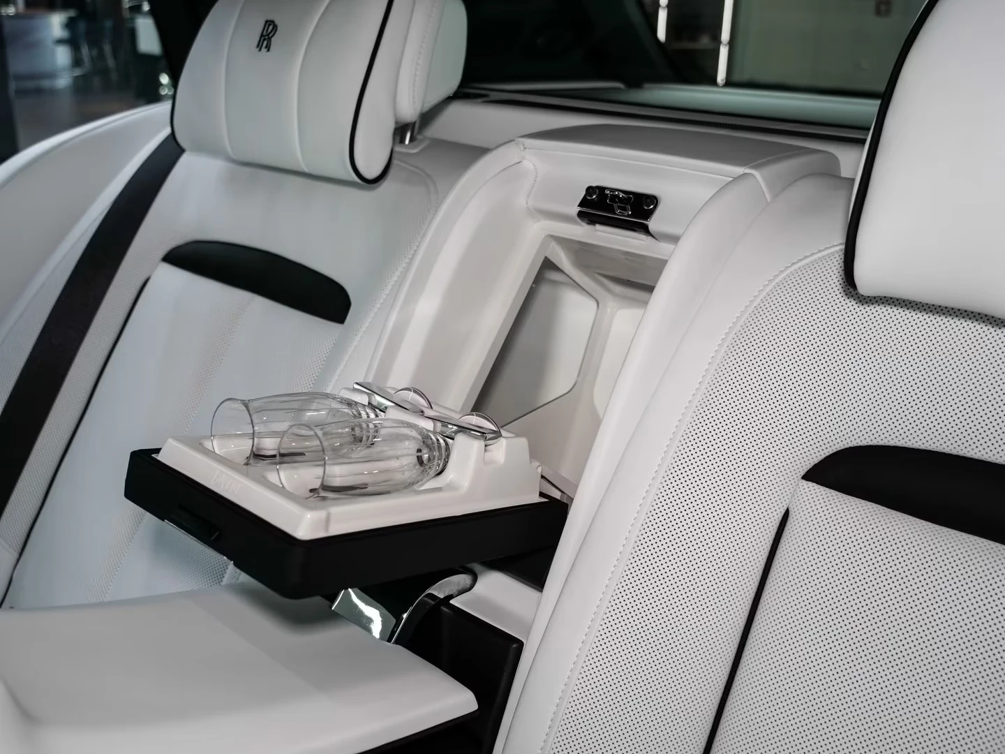 Rolls-Royce Cullinan BESPOKE-AUDIO STARLIGHT HEADLINER TV, снимка 17 - Автомобили и джипове - 55211871