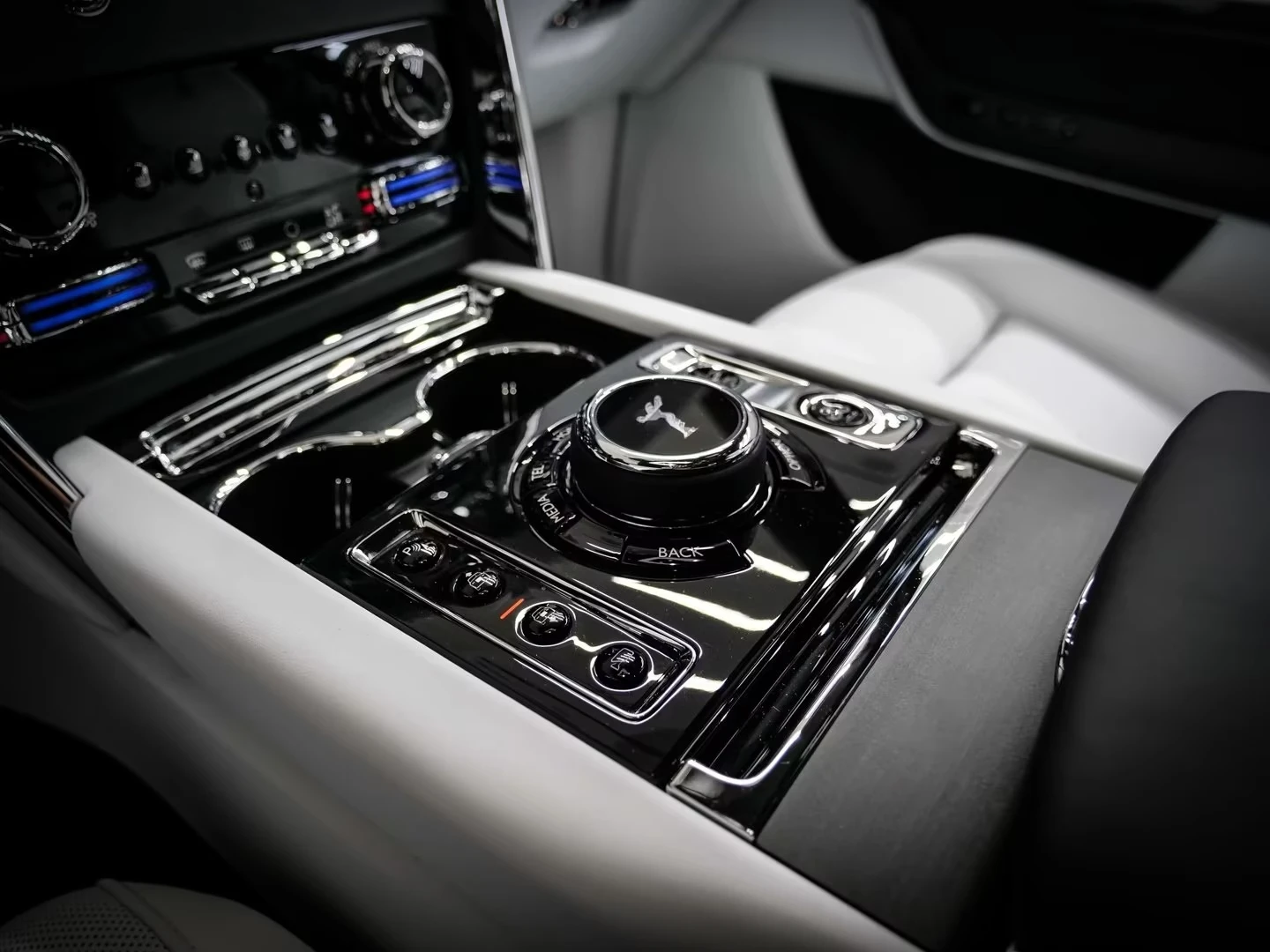 Rolls-Royce Cullinan BESPOKE-AUDIO STARLIGHT HEADLINER TV, снимка 13 - Автомобили и джипове - 55211871