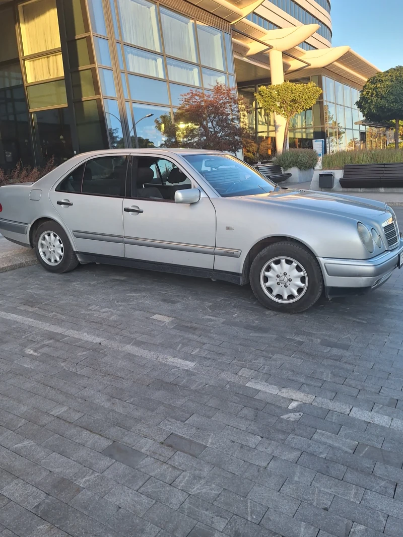 Mercedes-Benz E 200, снимка 2 - Автомобили и джипове - 47892012