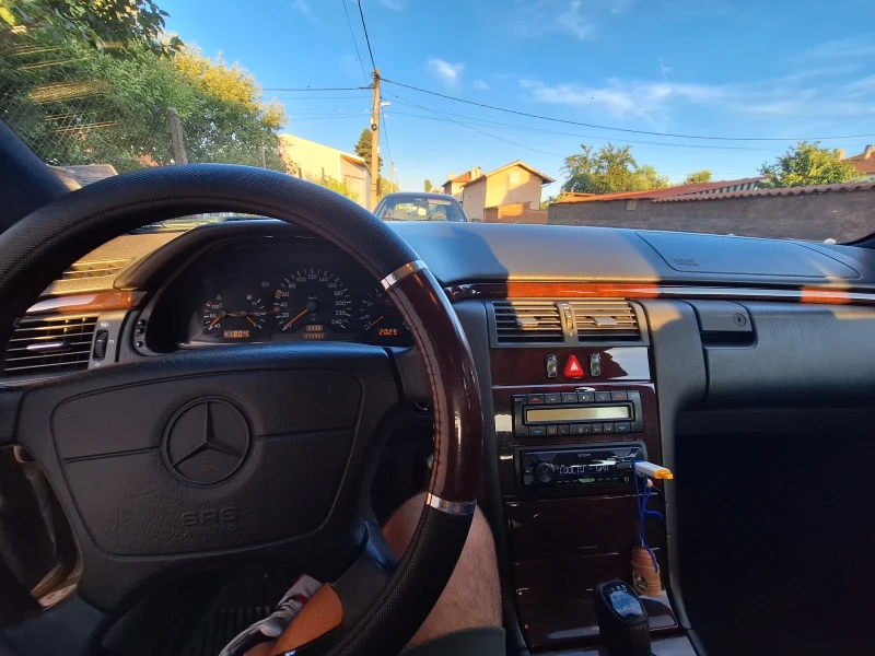 Mercedes-Benz E 200, снимка 7 - Автомобили и джипове - 47892012