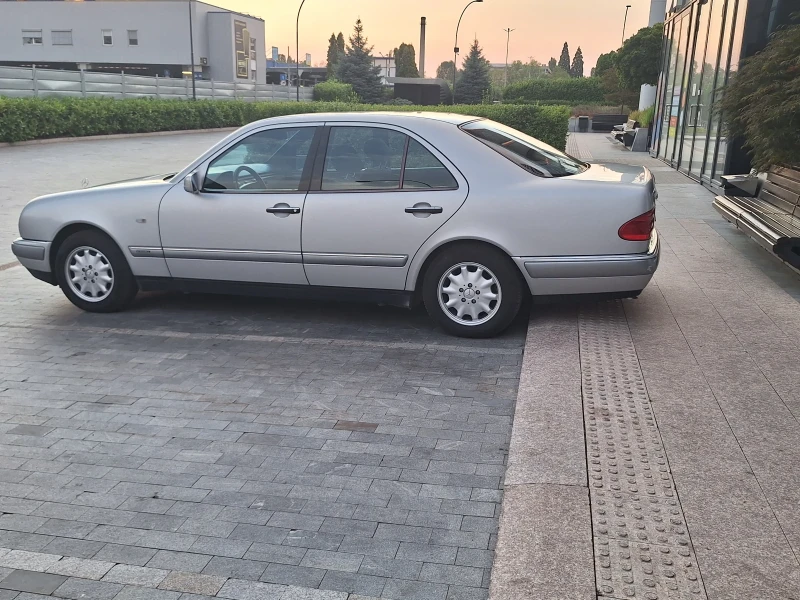 Mercedes-Benz E 200, снимка 1 - Автомобили и джипове - 47892012