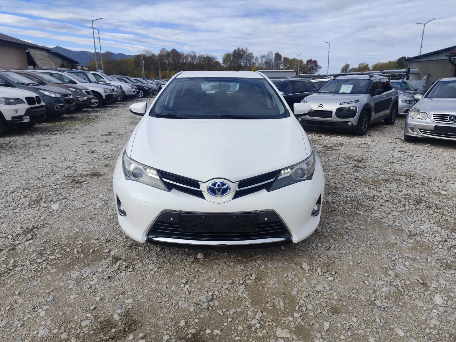Toyota Auris 1.8i HYBRID - изображение 2