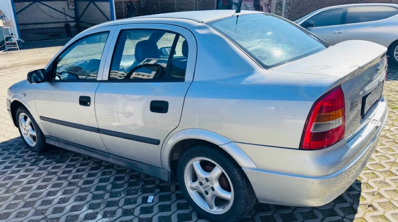 Opel Astra Седан, снимка 6 - Автомобили и джипове - 53880451