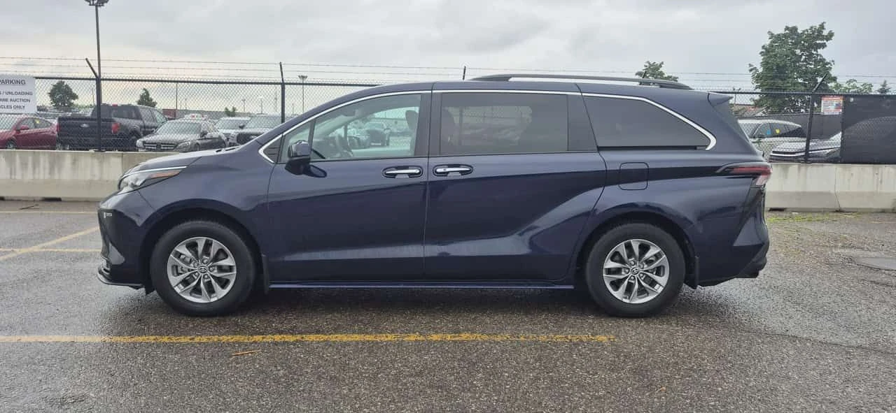 Toyota Sienna * XLE 8 Passenger FWD * АВТОКРЕДИТ* , снимка 2 - Автомобили и джипове - 54908559