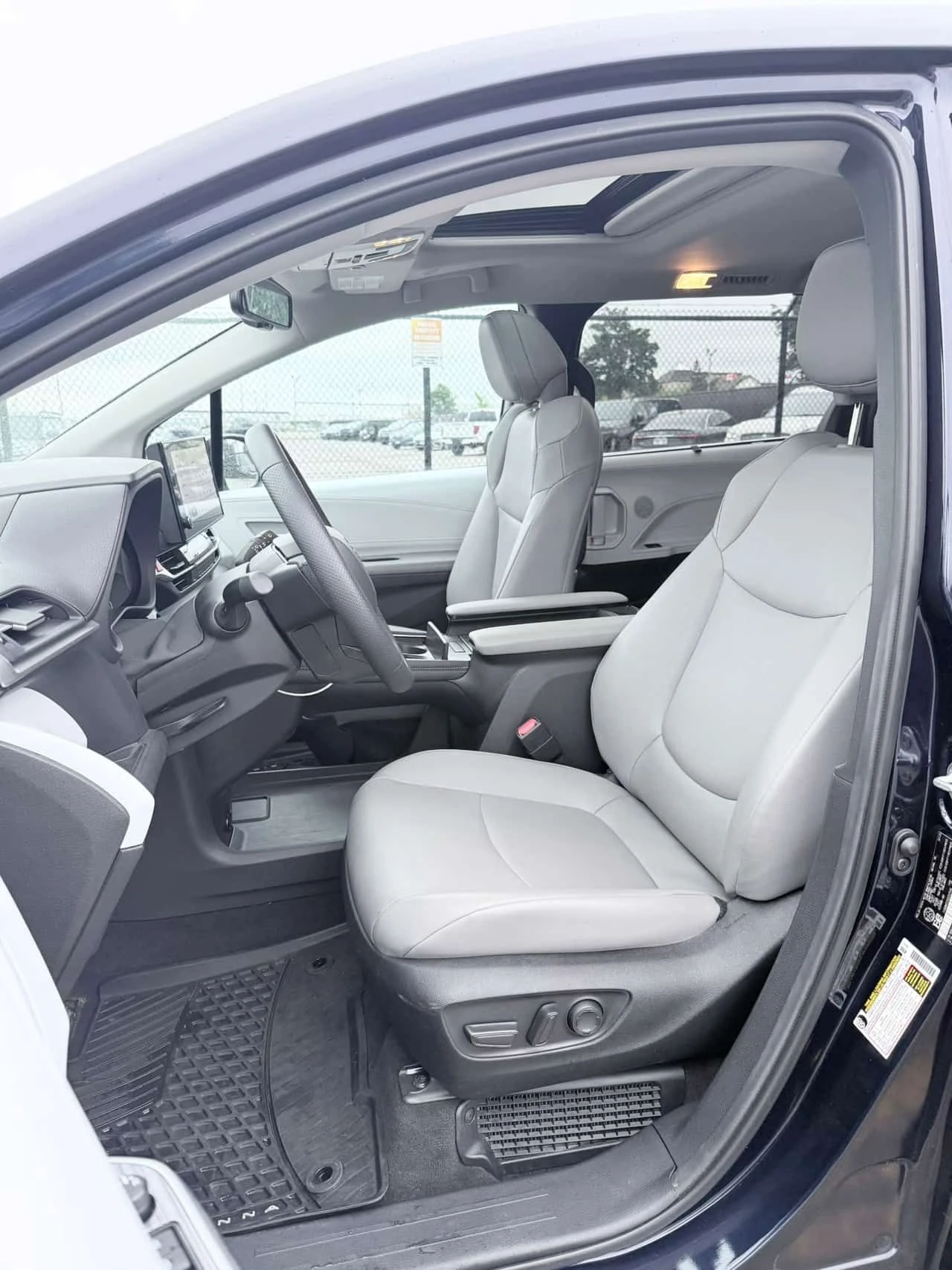 Toyota Sienna * XLE 8 Passenger FWD * АВТОКРЕДИТ* , снимка 5 - Автомобили и джипове - 54908559