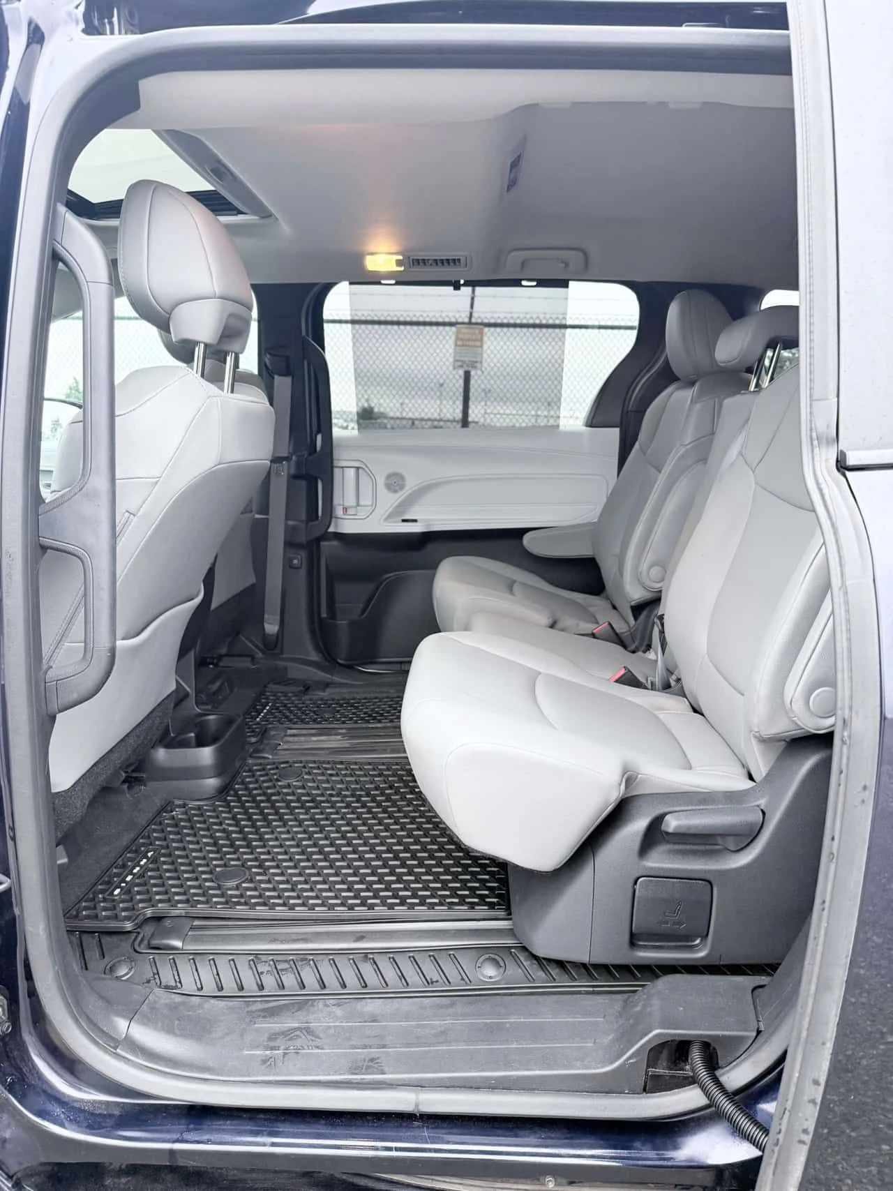 Toyota Sienna * XLE 8 Passenger FWD * АВТОКРЕДИТ* , снимка 11 - Автомобили и джипове - 54908559
