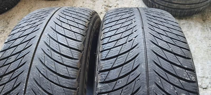 Гуми Зимни 235/50R19, снимка 1 - Гуми и джанти - 34707509