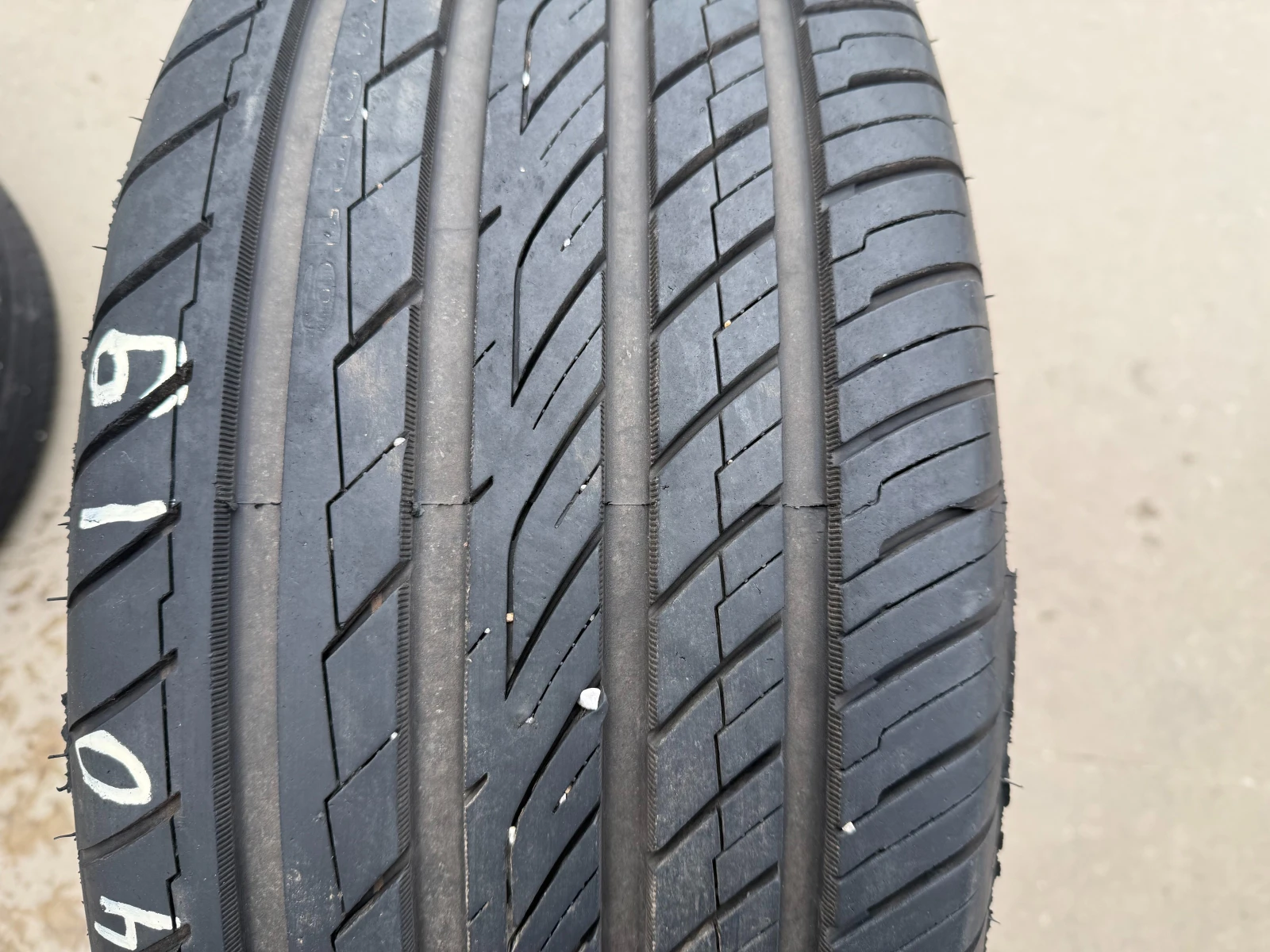 Гуми Летни 245/40R19, снимка 2 - Гуми и джанти - 53933182