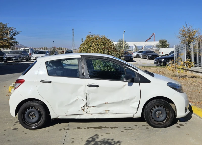 Toyota Yaris Ударен , снимка 4 - Автомобили и джипове - 47844818