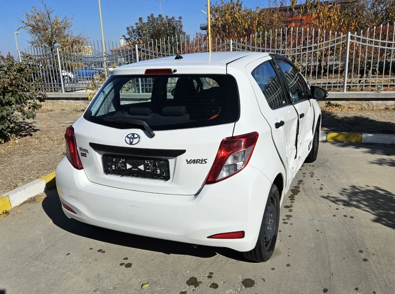 Toyota Yaris Ударен , снимка 7 - Автомобили и джипове - 47844818