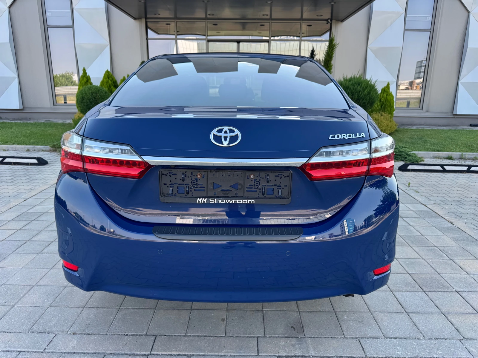 Toyota Corolla 1.6-LUXURY-КАМЕРА-LANE-ASIST-ПОДГРЕВ-САМОПАРКИРАНЕ - изображение 6