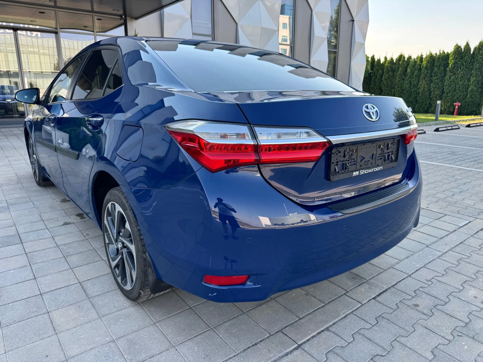 Toyota Corolla 1.6-LUXURY-КАМЕРА-LANE-ASIST-ПОДГРЕВ-САМОПАРКИРАНЕ - изображение 7