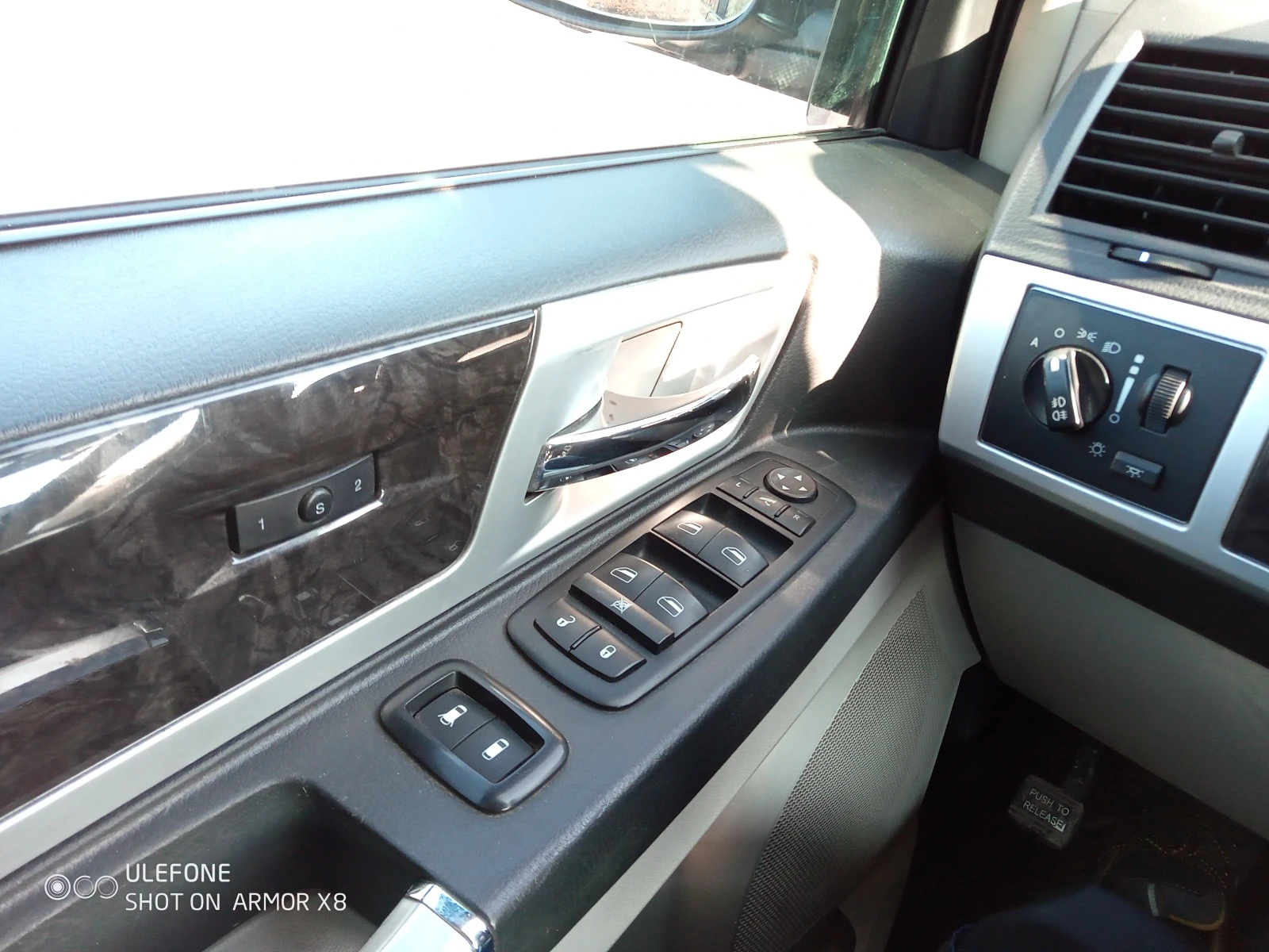 Chrysler Gr.voyager Limited, снимка 12 - Автомобили и джипове - 54170335