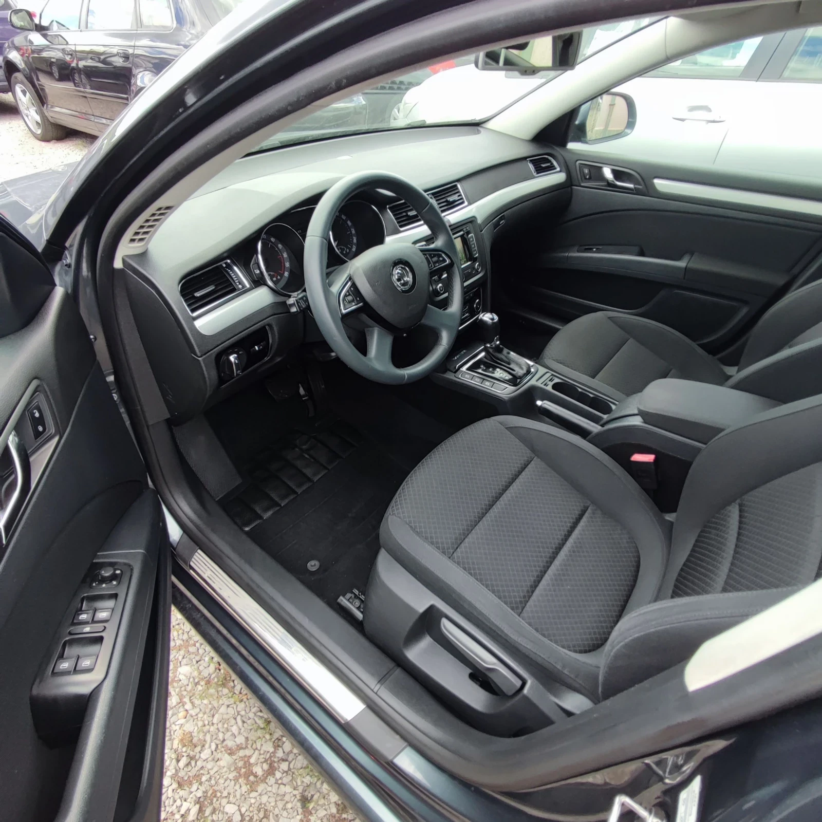 Skoda Superb 2.0 TDI* AVTOMAT* NAVI* 140ks* , снимка 9 - Автомобили и джипове - 55414574