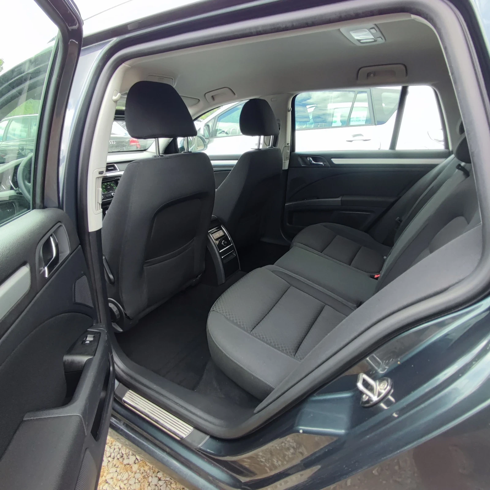 Skoda Superb 2.0 TDI* AVTOMAT* NAVI* 140ks* , снимка 14 - Автомобили и джипове - 55414574