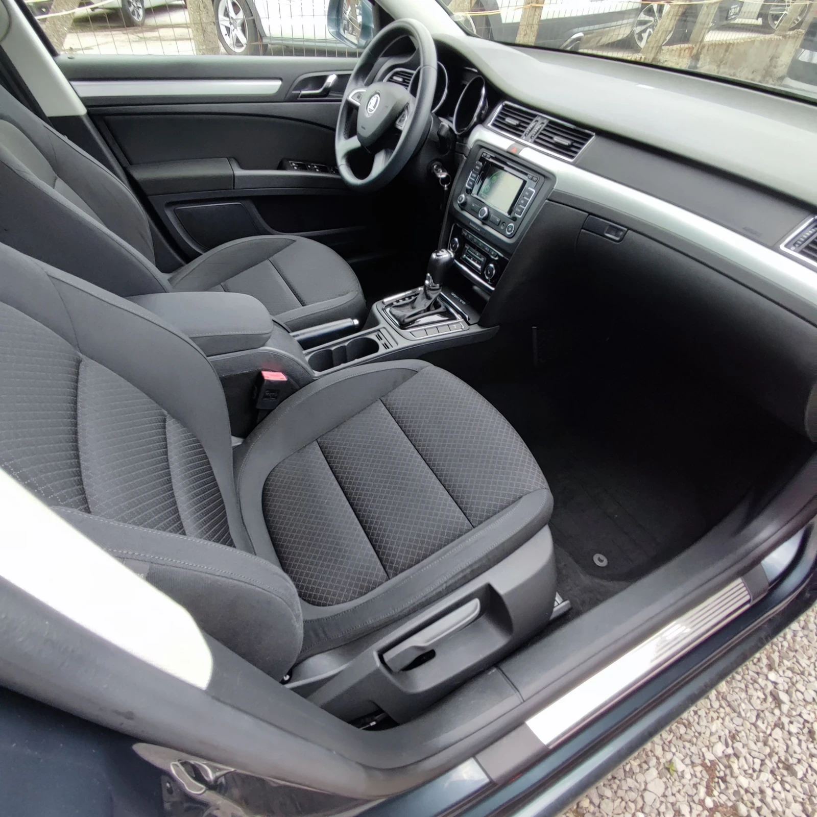 Skoda Superb 2.0 TDI* AVTOMAT* NAVI* 140ks* , снимка 13 - Автомобили и джипове - 55414574