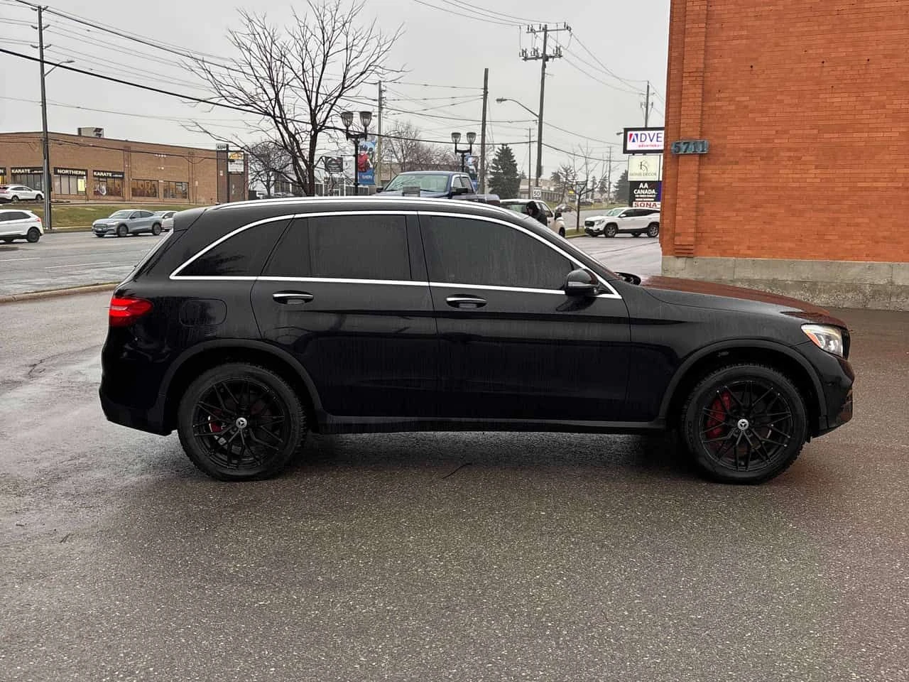 Mercedes-Benz GLC 300  CARFAX * AMBIENT * PANO, снимка 3 - Автомобили и джипове - 54073161