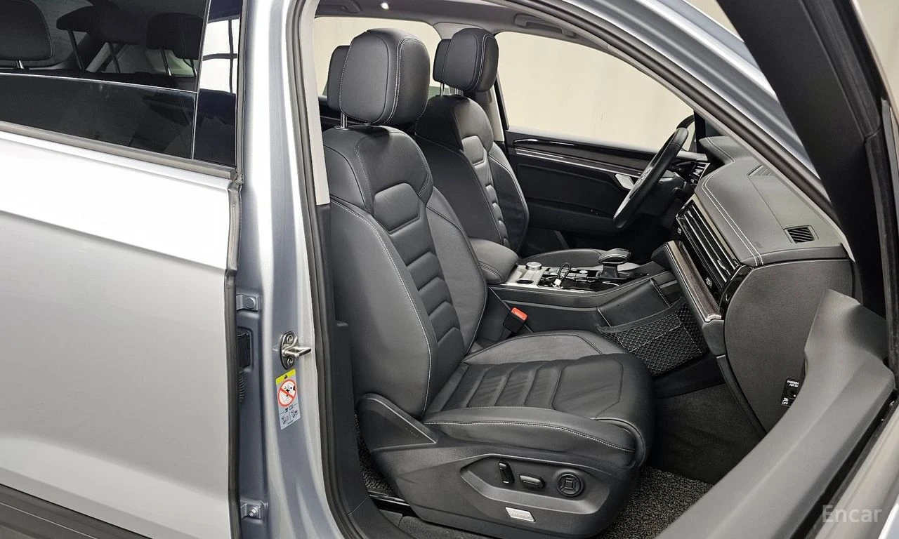 VW Touareg PREMIUM* 3.0* TDI* ОБДУХ* 360* КАМЕРИ* ПОДГРЕВ* , снимка 9 - Автомобили и джипове - 54619170