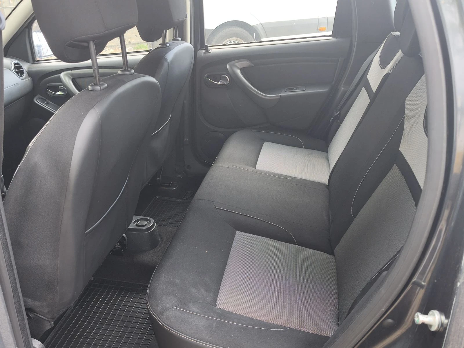Dacia Duster 1.5 DCI EURO 6B, снимка 8 - Автомобили и джипове - 55102074