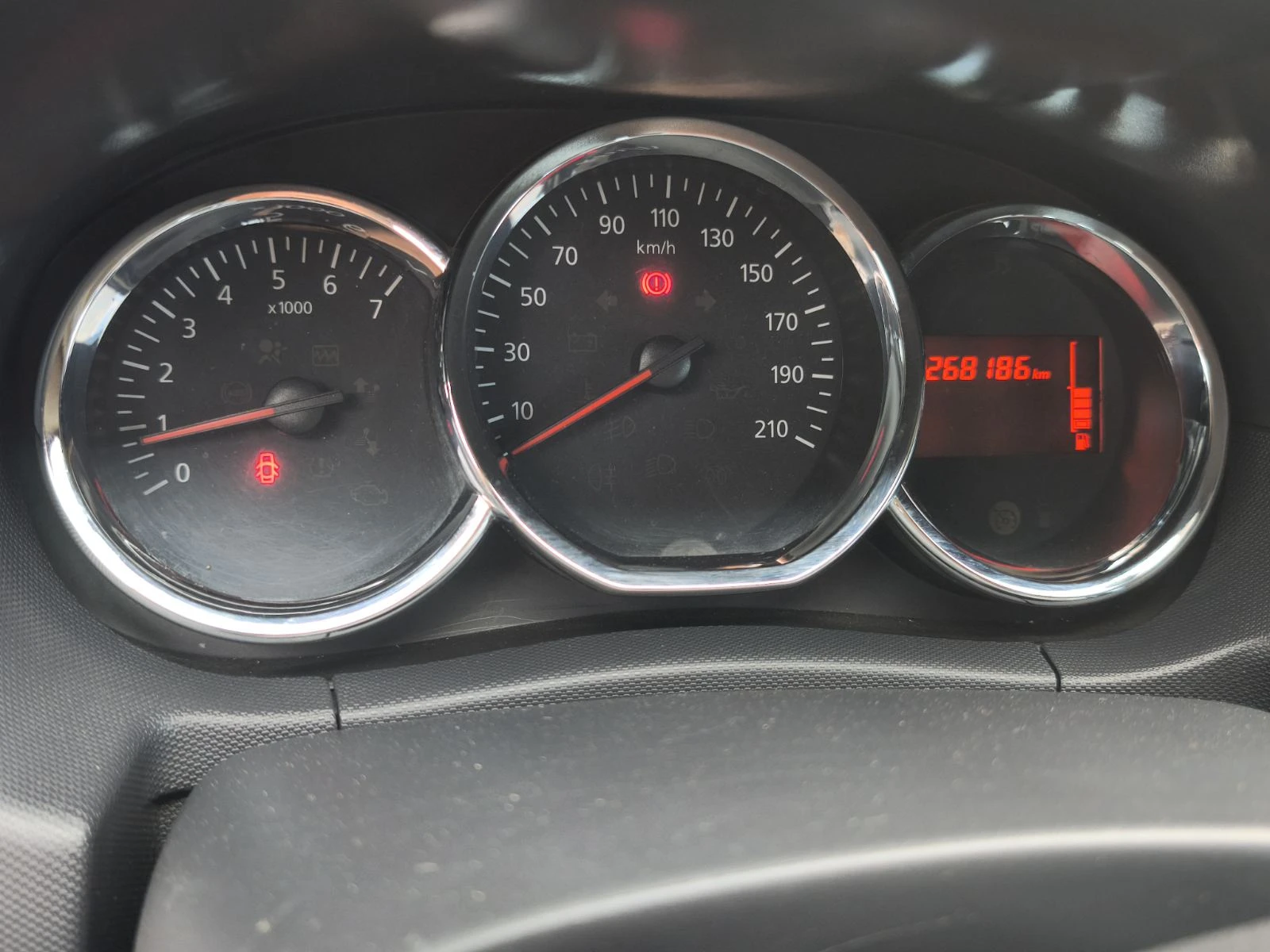 Dacia Duster 1.5 DCI EURO 6B, снимка 6 - Автомобили и джипове - 55102074