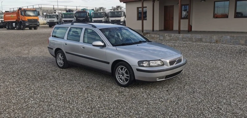 Volvo V70 2.4i АВТОМАТИК, снимка 1 - Автомобили и джипове - 43000191