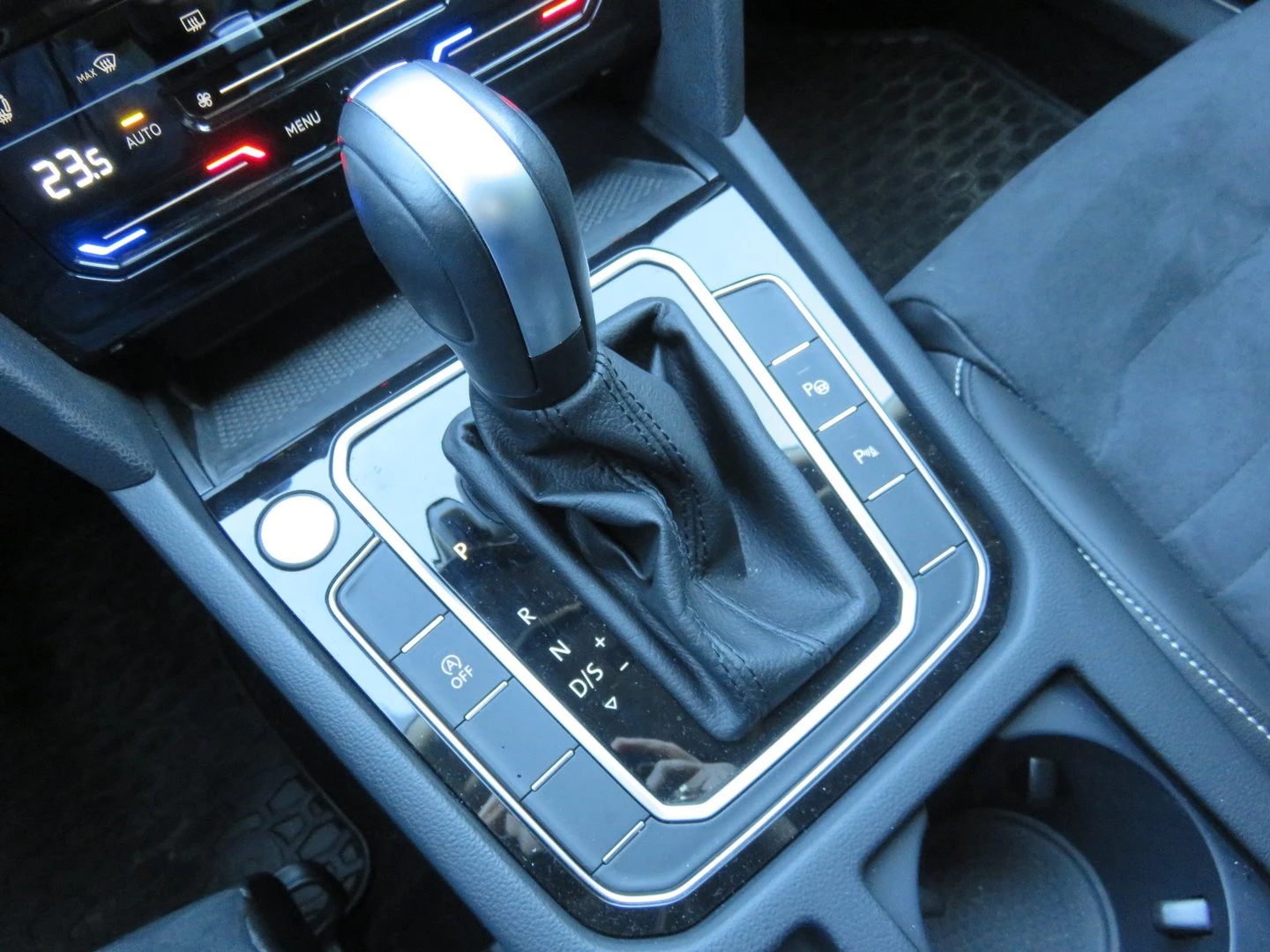 VW Passat Elegance 2.0 TDI SCR DSG | Mobile.bg � ����������� 10