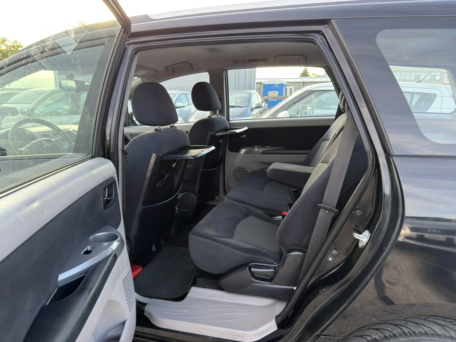 Mitsubishi Grandis 2.4i Automat, снимка 13 - Автомобили и джипове - 54610612
