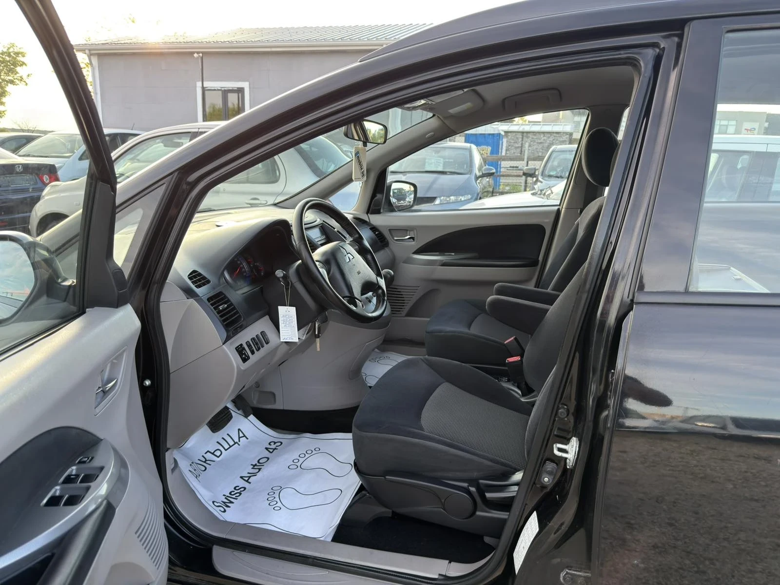 Mitsubishi Grandis 2.4i Automat, снимка 8 - Автомобили и джипове - 54610612