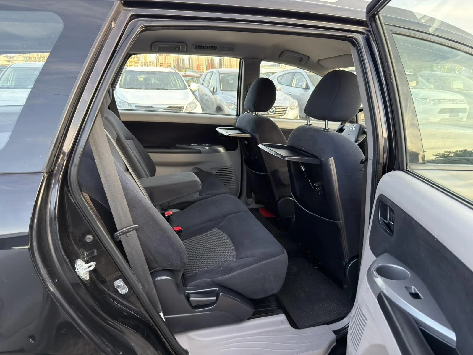 Mitsubishi Grandis 2.4i Automat, снимка 12 - Автомобили и джипове - 54610612