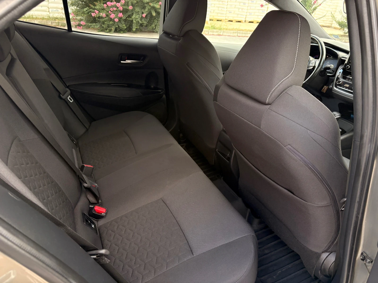 Toyota Corolla 2.0 Бензин Хибрид 184 кс/ Bi-tone , снимка 13 - Автомобили и джипове - 55400086