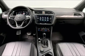 VW Tiguan 2022* R-LINE* BLK OPT* PANO* LANE ASSIST* LED* КРА, снимка 9