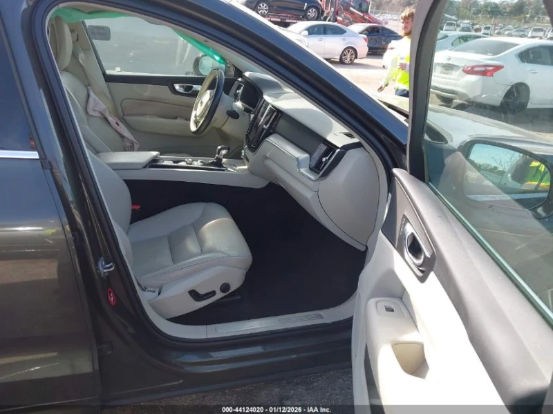 Volvo XC60 T5 Momentum, снимка 5 - Автомобили и джипове - 53502137