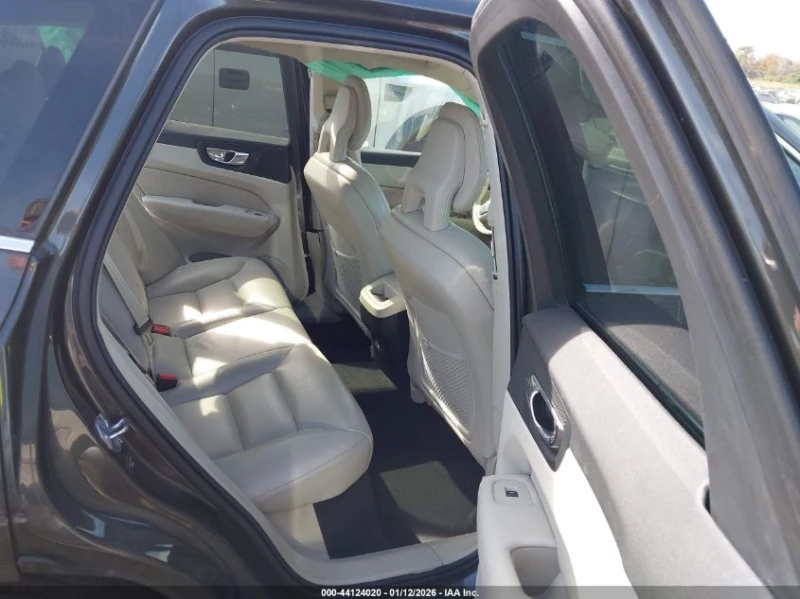 Volvo XC60 T5 Momentum, снимка 8 - Автомобили и джипове - 53502137