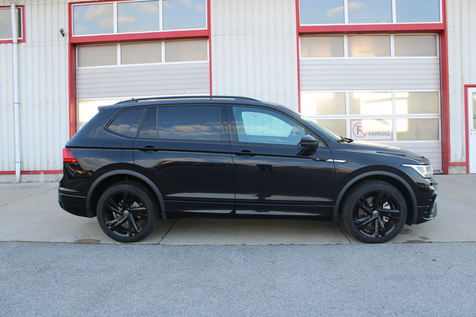 VW Tiguan SE R-LINE BLACK/НАПЪЛНО ОБСЛУЖЕН, снимка 4 - Автомобили и джипове - 53824853