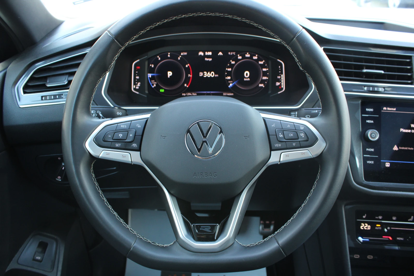 VW Tiguan SE R-LINE BLACK/НАПЪЛНО ОБСЛУЖЕН, снимка 8 - Автомобили и джипове - 53824853