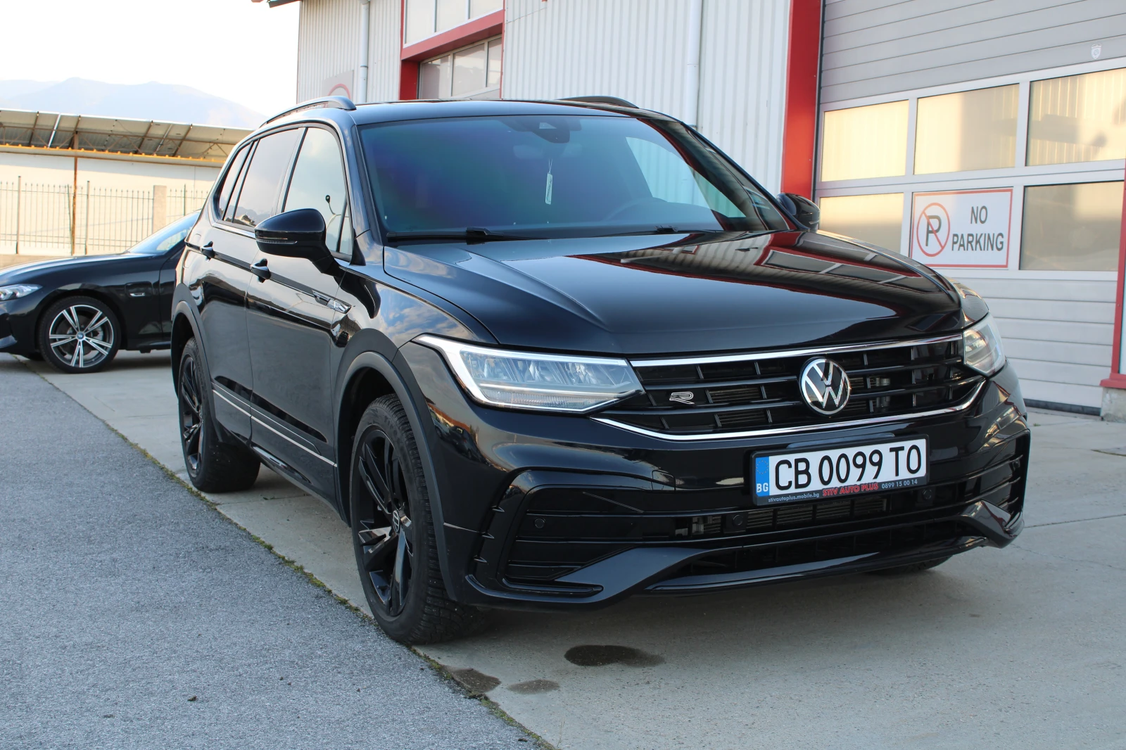 VW Tiguan SE R-LINE BLACK/НАПЪЛНО ОБСЛУЖЕН, снимка 3 - Автомобили и джипове - 53824853