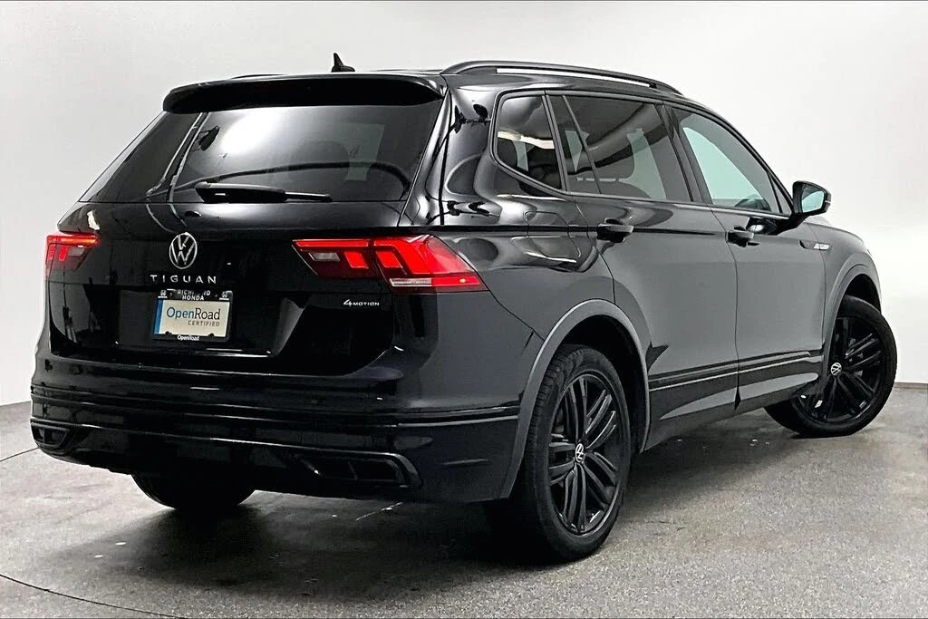 VW Tiguan 2022* R-LINE* BLK OPT* PANO* LANE ASSIST* LED* КРА, снимка 6 - Автомобили и джипове - 56261421