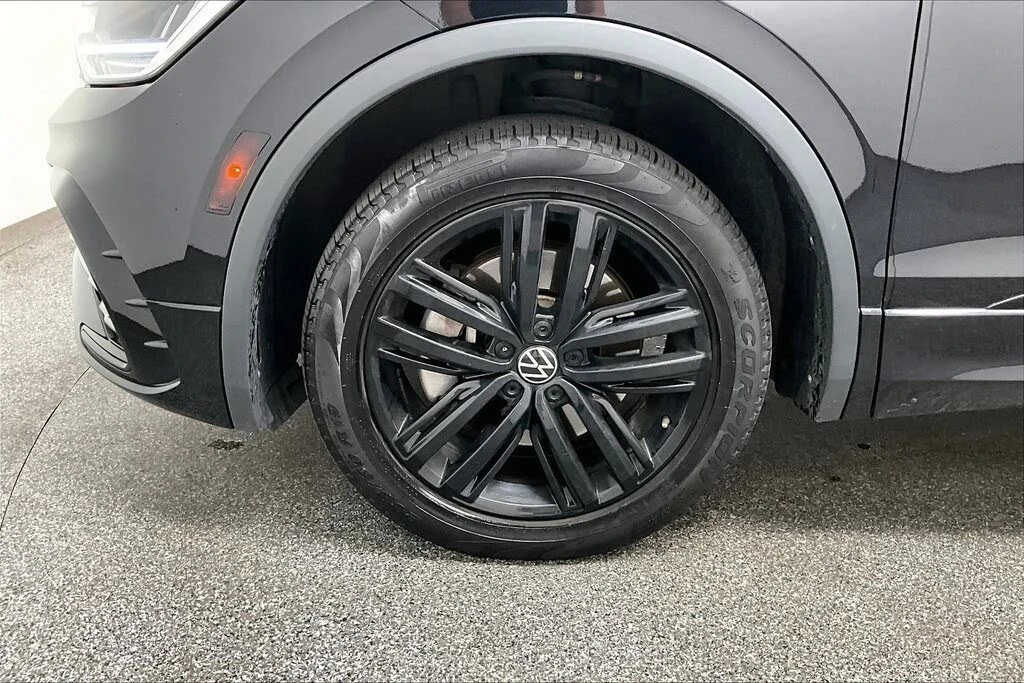 VW Tiguan 2022* R-LINE* BLK OPT* PANO* LANE ASSIST* LED* КРА, снимка 7 - Автомобили и джипове - 56261421