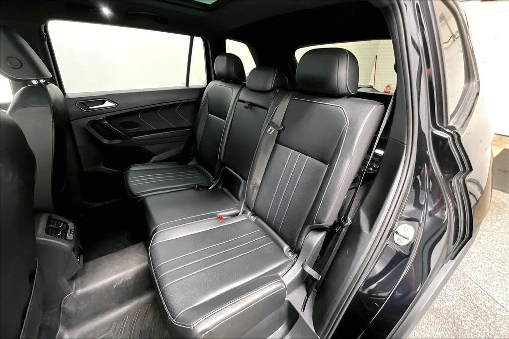 VW Tiguan 2022* R-LINE* BLK OPT* PANO* LANE ASSIST* LED* КРА, снимка 16 - Автомобили и джипове - 56261421