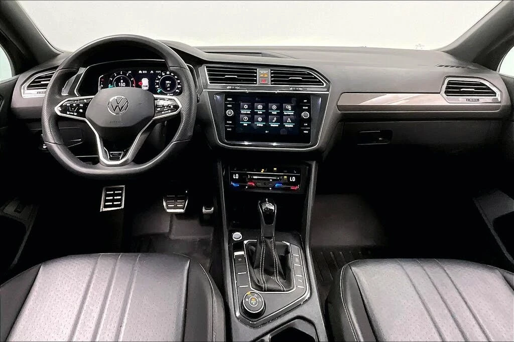 VW Tiguan 2022* R-LINE* BLK OPT* PANO* LANE ASSIST* LED* КРА, снимка 9 - Автомобили и джипове - 56261421