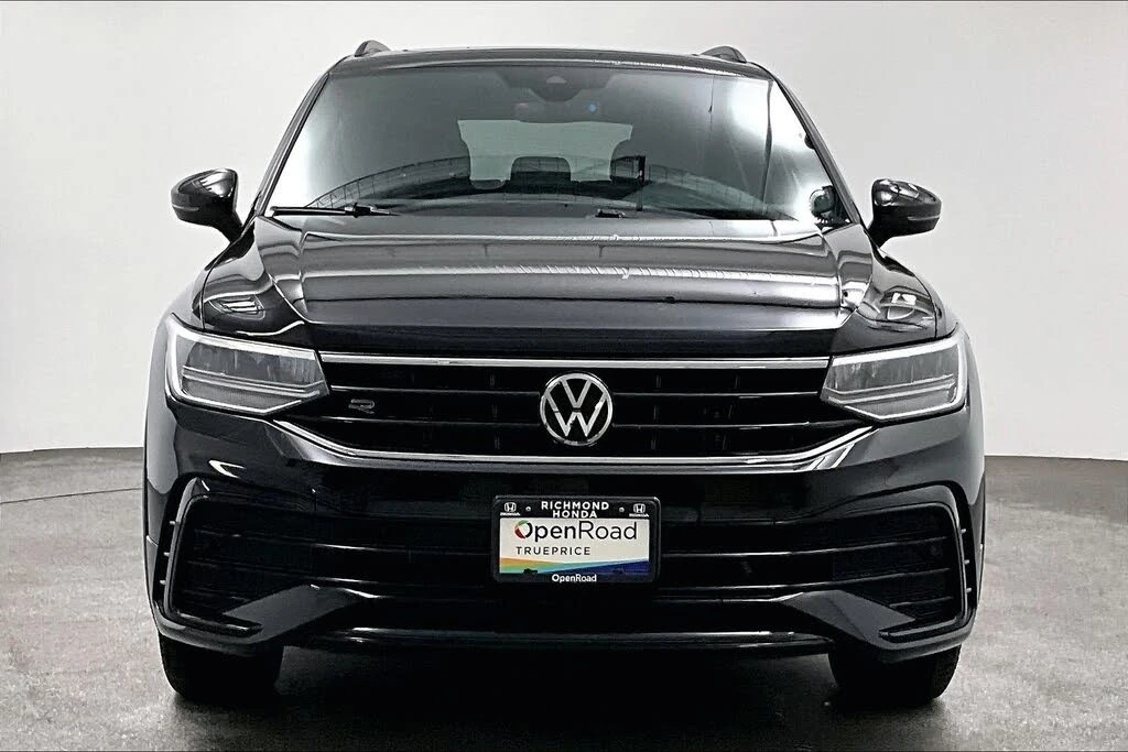 VW Tiguan 2022* R-LINE* BLK OPT* PANO* LANE ASSIST* LED* КРА, снимка 2 - Автомобили и джипове - 56261421