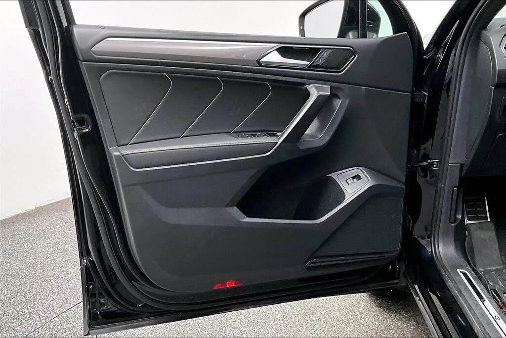 VW Tiguan 2022* R-LINE* BLK OPT* PANO* LANE ASSIST* LED* КРА, снимка 14 - Автомобили и джипове - 56261421