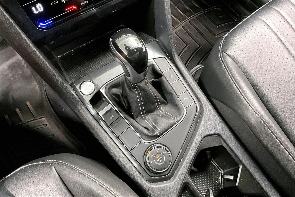 VW Tiguan 2022* R-LINE* BLK OPT* PANO* LANE ASSIST* LED* КРА, снимка 12 - Автомобили и джипове - 56261421