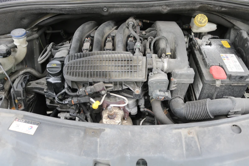 Peugeot 2008 1.2 VTi, снимка 12 - Автомобили и джипове - 51570011