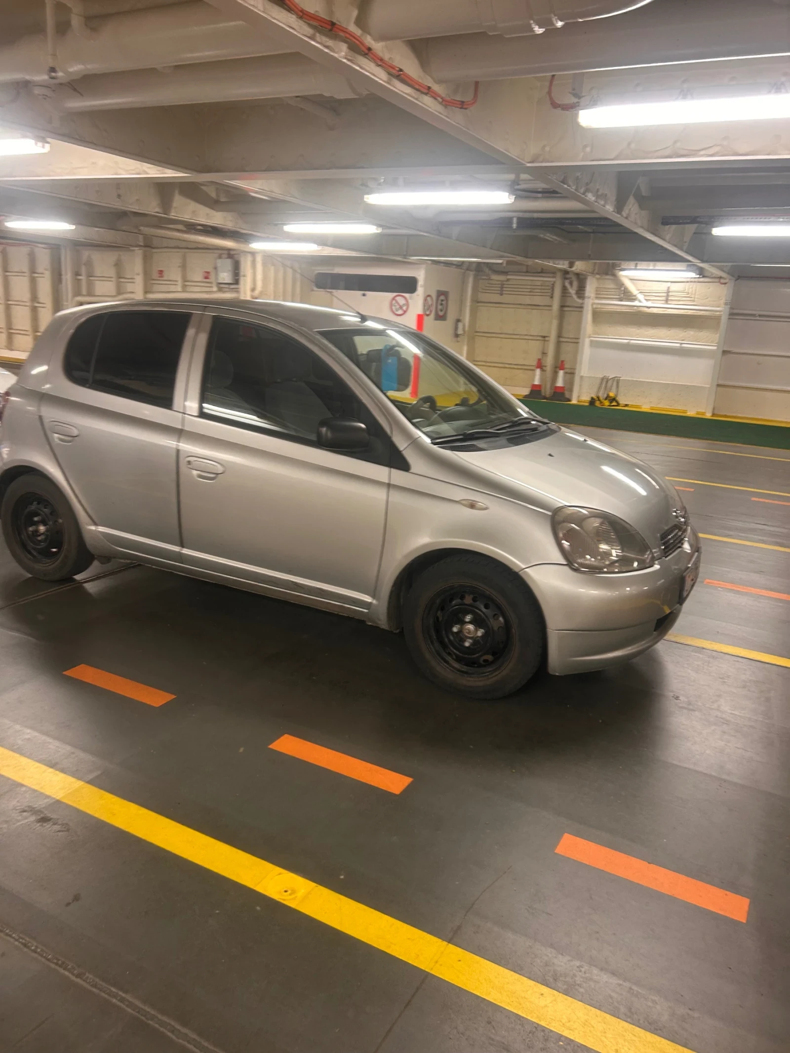 Toyota Yaris 1.0, снимка 8 - Автомобили и джипове - 56735070