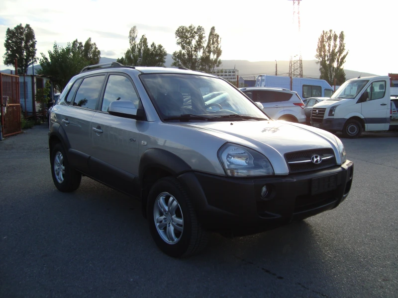 Hyundai Tucson 2.0i, снимка 2 - Автомобили и джипове - 47631987