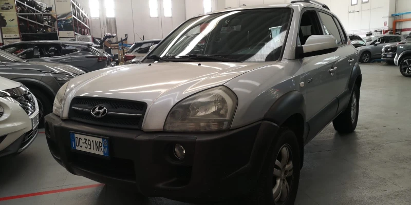 Hyundai Tucson 2.0i, снимка 16 - Автомобили и джипове - 47631987