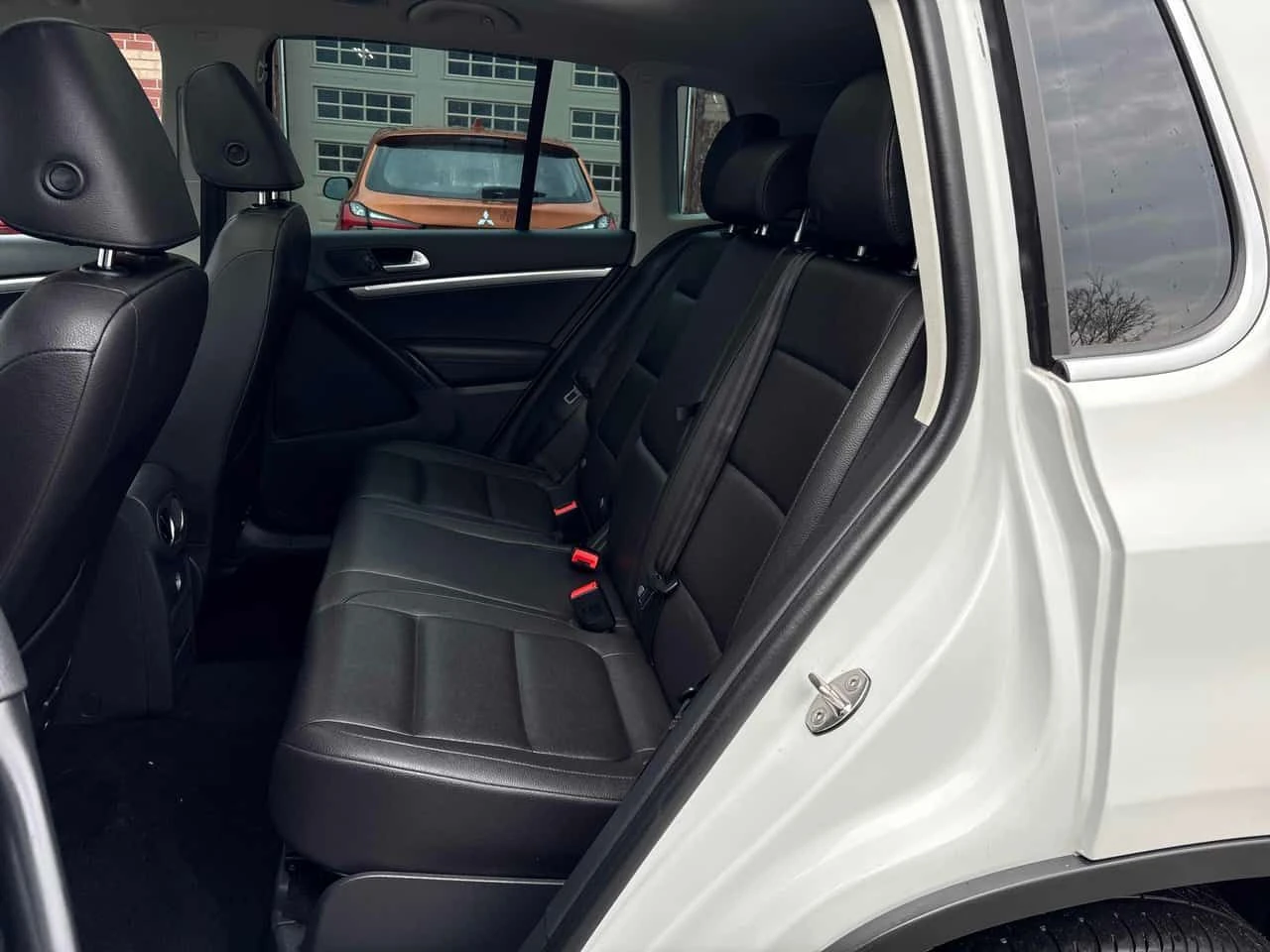 VW Tiguan * Comfortline * PANO* KEYLESS* ПОДГРЕВ* , снимка 14 - Автомобили и джипове - 54383027