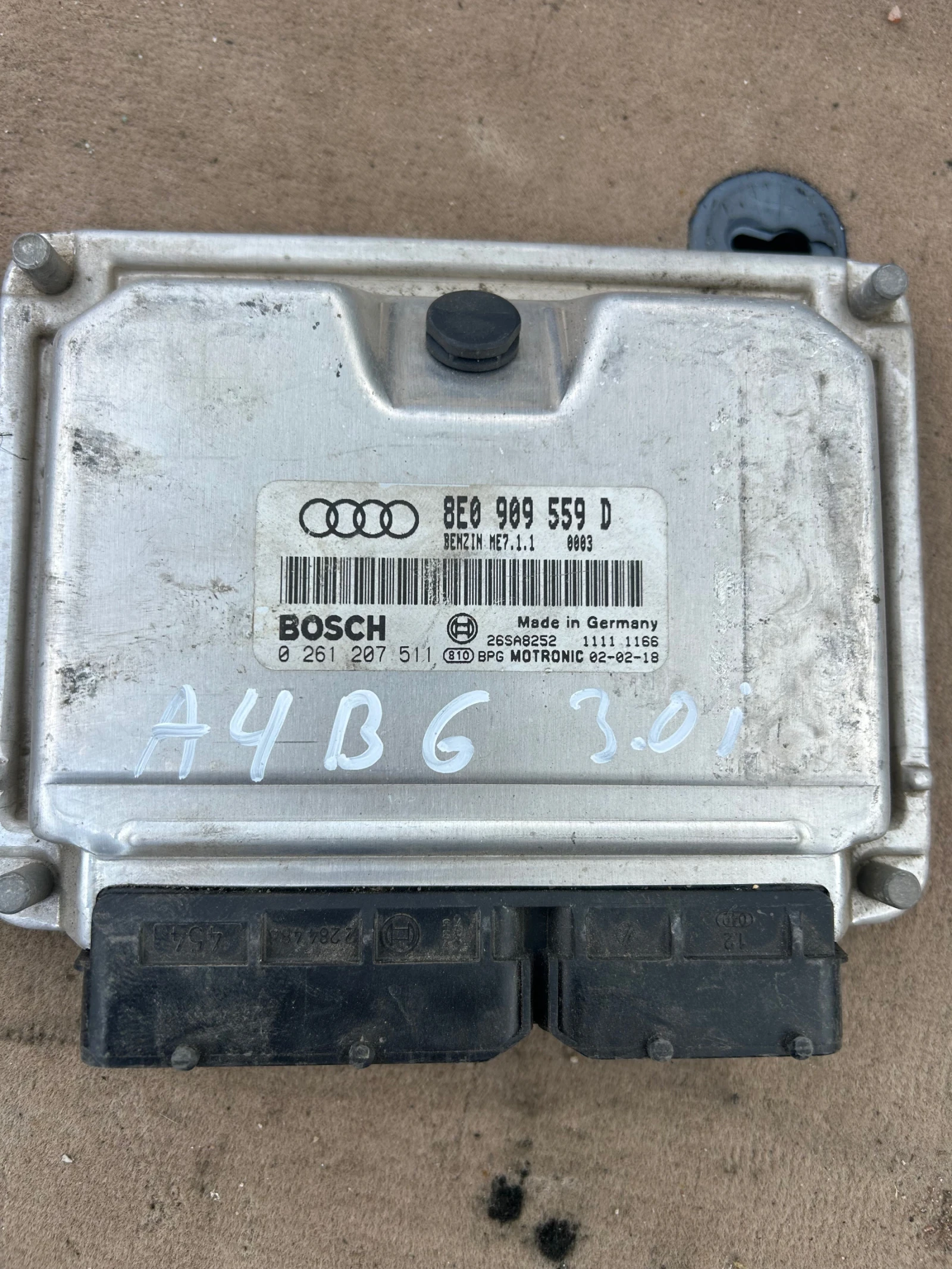 8E0909559D компютър двигател AUDI A4B6 3.0i 0261207511